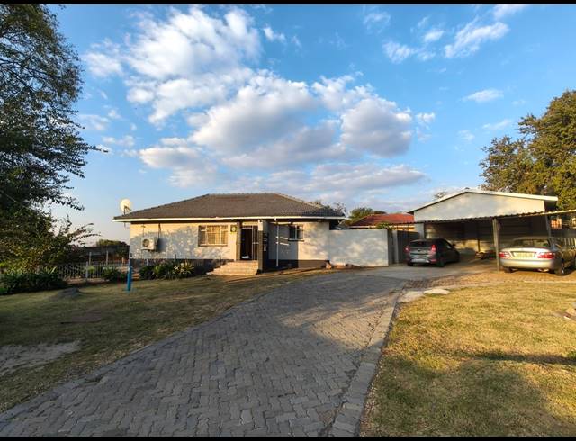 4 BEDROOM HOUSE FOR SALE IN PROTEA PARK